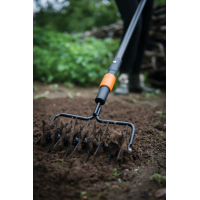 Граблі Fiskars Gardening QuikFit для проколювання газону, 30.5см, 512г (1000689)